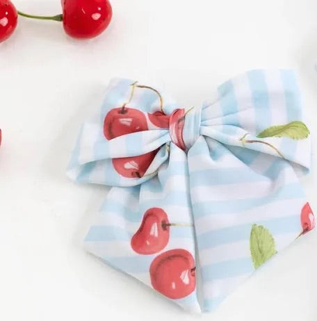 Meia Pata Cherries scrunchie